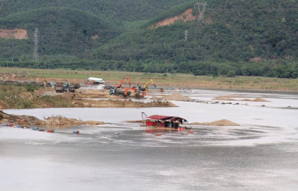 Quảng Nam: Đấu giá mỏ cát tăng ‘sốc’, gấp 129 lần so với giá khởi điểm Quảng Nam: Đấu giá mỏ cát tăng ‘sốc’, gấp 129 lần so với giá khởi điểm