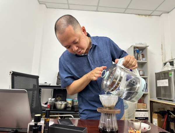 Độc lạ cà phê thủy nướng ở TP.HCM: Thức uống lạ miệng, còn chiết xuất làm… nước hoa Độc lạ cà phê thủy nướng ở TP.HCM: Thức uống lạ miệng, còn chiết xuất làm… nước hoa