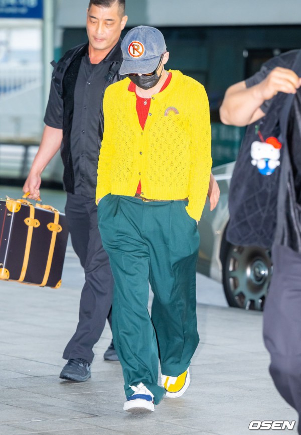 G-Dragon diện áo bèo nhún đỏ - vàng sang Việt Nam G-Dragon diện áo bèo nhún đỏ - vàng sang Việt Nam