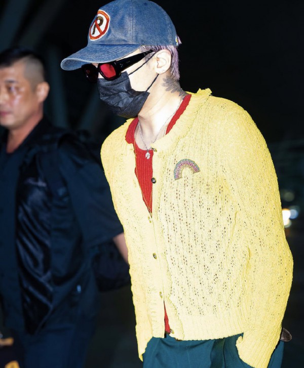 G-Dragon diện áo bèo nhún đỏ - vàng sang Việt Nam G-Dragon diện áo bèo nhún đỏ - vàng sang Việt Nam