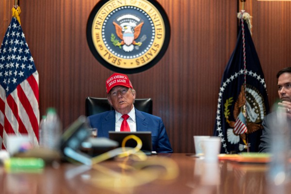 Nghị sĩ Dân chủ Mỹ đòi luận tội Tổng thống Trump sau vụ tấn công Iran Nghị sĩ Dân chủ Mỹ đòi luận tội Tổng thống Trump sau vụ tấn công Iran
