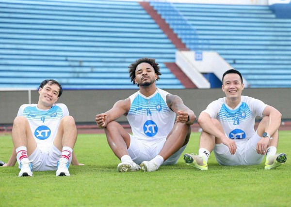 Xuân Son đi giày đinh, tập cùng đội Nam Định trước ngày nhận cúp vô địch V-League Xuân Son đi giày đinh, tập cùng đội Nam Định trước ngày nhận cúp vô địch V-League