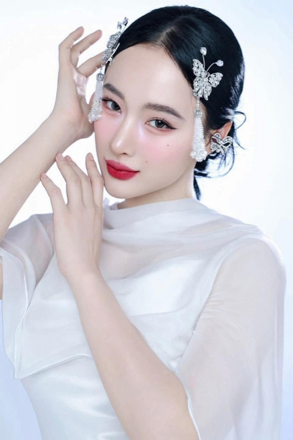Angela Phương Trinh lúc tựa nữ thần, lúc như Angela Phương Trinh lúc tựa nữ thần, lúc như