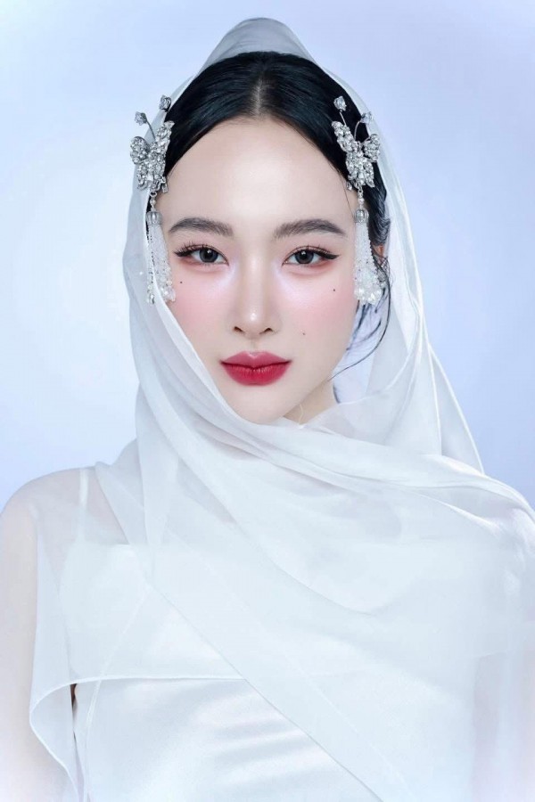 Angela Phương Trinh lúc tựa nữ thần, lúc như Angela Phương Trinh lúc tựa nữ thần, lúc như