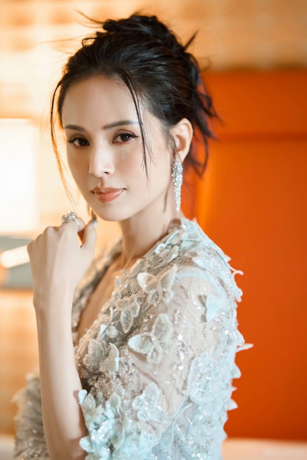 Lý Nhược Đồng sở hữu cơ bụng săn chắc ở tuổi 59