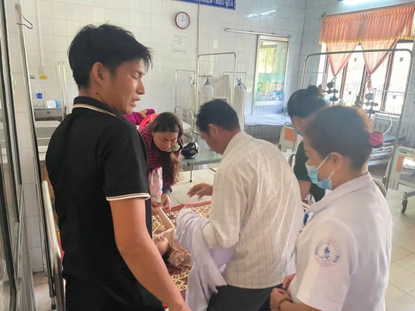 CSGT TP.Huế dùng xe tuần tra đưa cháu bé sốt cao, co giật đến bệnh viện CSGT TP.Huế dùng xe tuần tra đưa cháu bé sốt cao, co giật đến bệnh viện