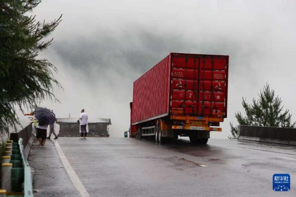 Sập cầu tại Trung Quốc, xe container nằm vắt vẻo ngay mép cầu Sập cầu tại Trung Quốc, xe container nằm vắt vẻo ngay mép cầu