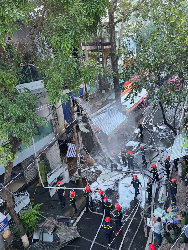 Hỏa hoạn thiêu rụi tiệm kinh doanh nhang đèn trung tâm TP.Cần Thơ Hỏa hoạn thiêu rụi tiệm kinh doanh nhang đèn trung tâm TP.Cần Thơ