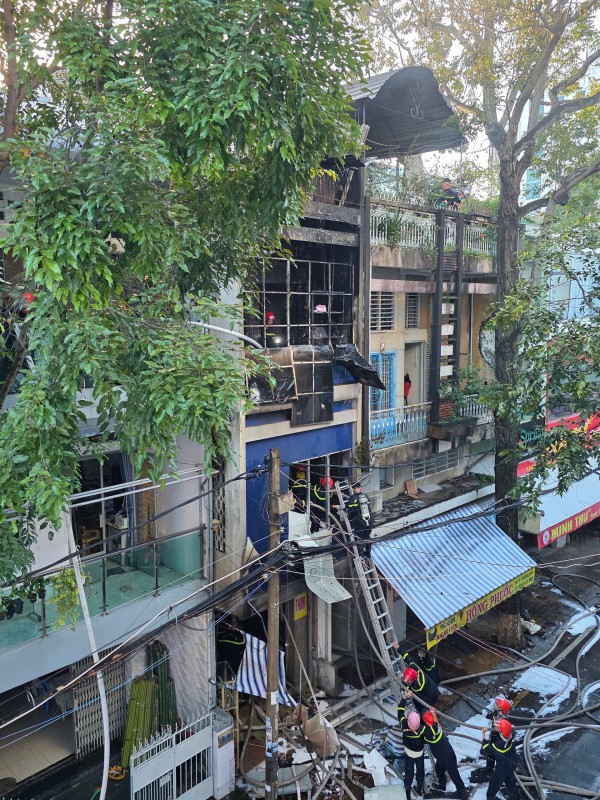 Hỏa hoạn thiêu rụi tiệm kinh doanh nhang đèn trung tâm TP.Cần Thơ Hỏa hoạn thiêu rụi tiệm kinh doanh nhang đèn trung tâm TP.Cần Thơ