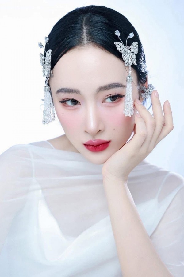 Angela Phương Trinh lúc tựa nữ thần, lúc như Angela Phương Trinh lúc tựa nữ thần, lúc như