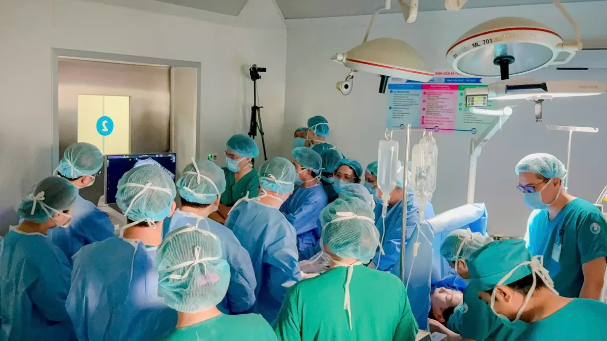 Bệnh viện Từ Dũ và Nhi Đồng 1 bàn giao sản phụ ca can thiệp thông tim bào thai cho Bệnh viện Sản Nhi Singapore - Ảnh 1.