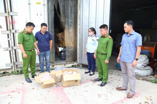 Bình Dương: Bắt giữ hơn 6,2 tấn thịt heo, gà, xúc xích hết hạn sử dụng Bình Dương: Bắt giữ hơn 6,2 tấn thịt heo, gà, xúc xích hết hạn sử dụng