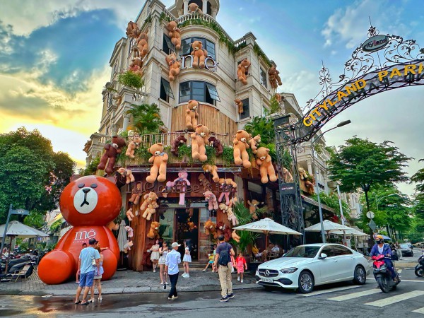 Chi nửa tỉ trang trí gấu bông, quán cà phê TP.HCM thành điểm check-in 'hot' hè 2025 Chi nửa tỉ trang trí gấu bông, quán cà phê TP.HCM thành điểm check-in 'hot' hè 2025