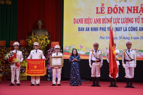 Công an tỉnh Phú Yên đón nhận danh hiệu Anh hùng Lực lượng vũ trang nhân dân