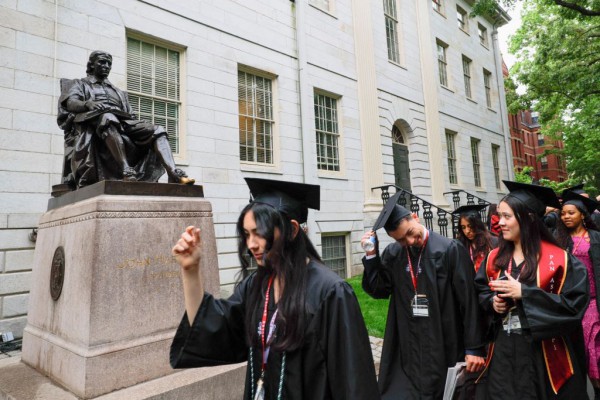 Đại học Harvard mở rộng đơn kiện chính quyền Mỹ