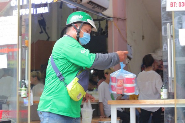 Khách đặt 75 ly chè, shipper kêu khó: Dân mạng tranh cãi nên chia đơn hay không