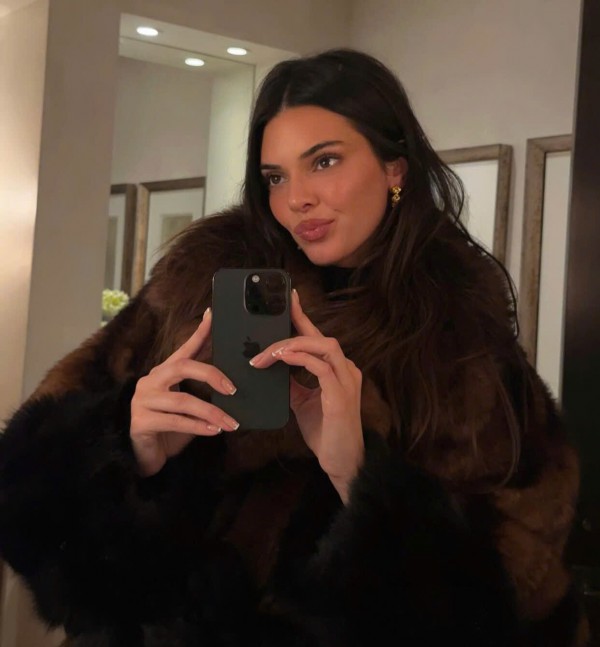 Mẹo dưỡng tóc bóng mượt của Hailey Bieber, Kendall Jenner
