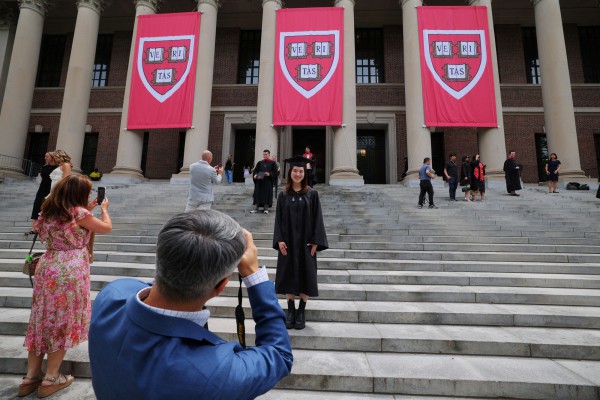 Mỹ kiểm tra gắt gao Harvard, không chỉ sinh viên quốc tế bị ảnh hưởng Mỹ kiểm tra gắt gao Harvard, không chỉ sinh viên quốc tế bị ảnh hưởng
