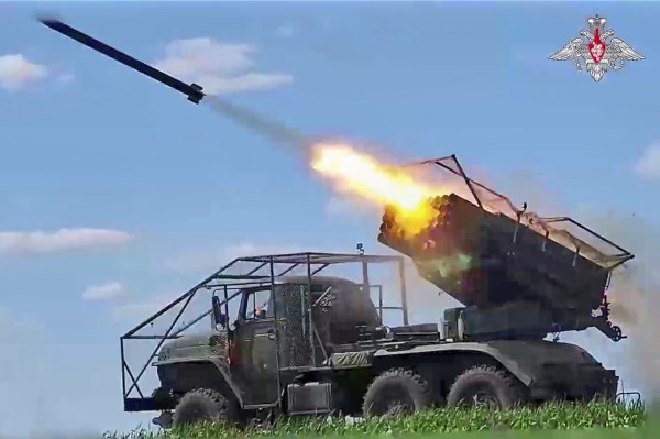 Nga ồ ạt phóng tên lửa và UAV sang Ukraine từ nhiều hướng Nga ồ ạt phóng tên lửa và UAV sang Ukraine từ nhiều hướng
