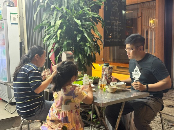 Quán quen ở TP.HCM bất ngờ ngưng nhận chuyển khoản, khách tá hỏa chạy về lấy tiền mặt Quán quen ở TP.HCM bất ngờ ngưng nhận chuyển khoản, khách tá hỏa chạy về lấy tiền mặt