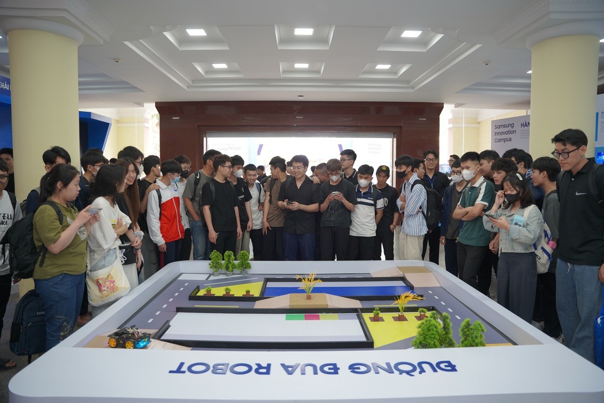 dong-dao-cac-ban-sinh-vien-tham-gia-tai-su-kien-pld-1745664363.JPG