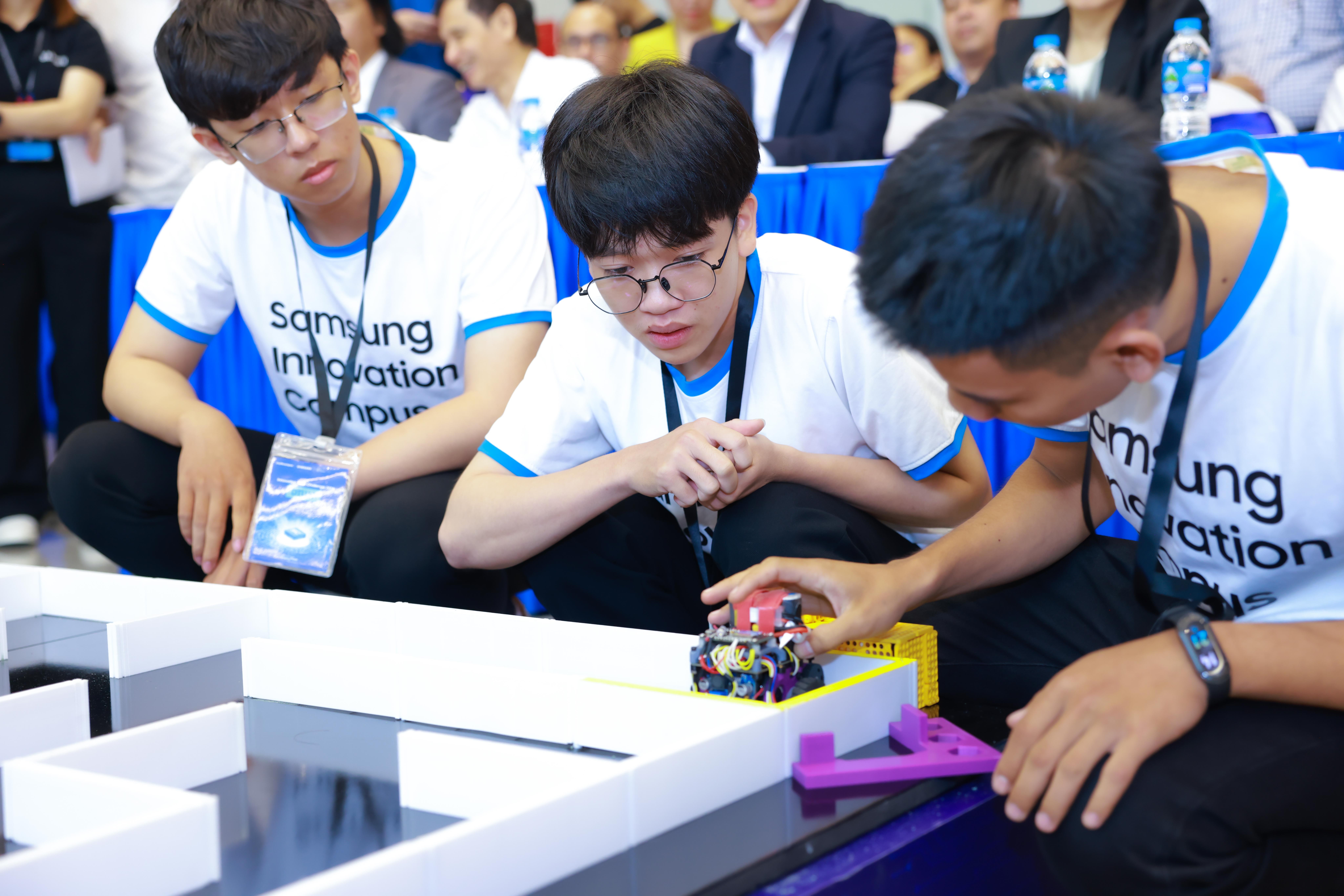 cac-em-hoc-sinh-cung-mo-hinh-robot-tu-che-sau-khi-tham-gia-cac-khoa-dao-tao-cua-sic-pld-1749616703.jpg