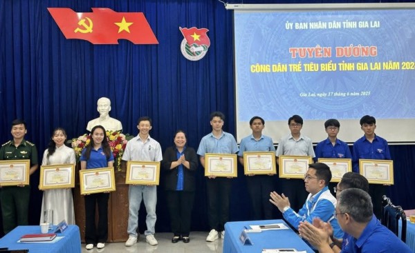 Tiền vệ Châu Ngọc Quang được vinh danh là công dân trẻ tiêu biểu tỉnh Gia Lai Tiền vệ Châu Ngọc Quang được vinh danh là công dân trẻ tiêu biểu tỉnh Gia Lai