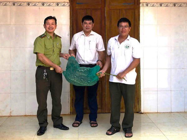 Trăn gấm vào nhà dân... bắt gà Trăn gấm vào nhà dân... bắt gà