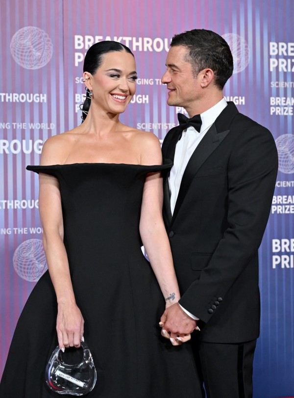 Trang phục đồng điệu của Katy Perry và Orlando Bloom ngày còn Trang phục đồng điệu của Katy Perry và Orlando Bloom ngày còn