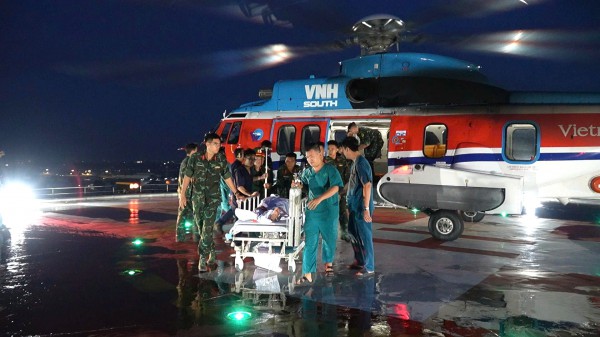 Trực thăng bay xuyên đêm cấp cứu ngư dân ở đảo Tiên Nữ Trực thăng bay xuyên đêm cấp cứu ngư dân ở đảo Tiên Nữ