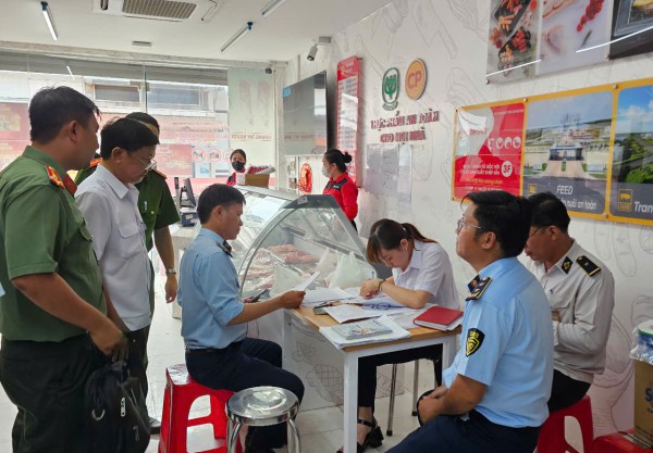Vụ Công ty C.P bị tố 'bán thịt bẩn': Phạt 3 cửa hàng hơn 100 triệu đồng Vụ Công ty C.P bị tố 'bán thịt bẩn': Phạt 3 cửa hàng hơn 100 triệu đồng