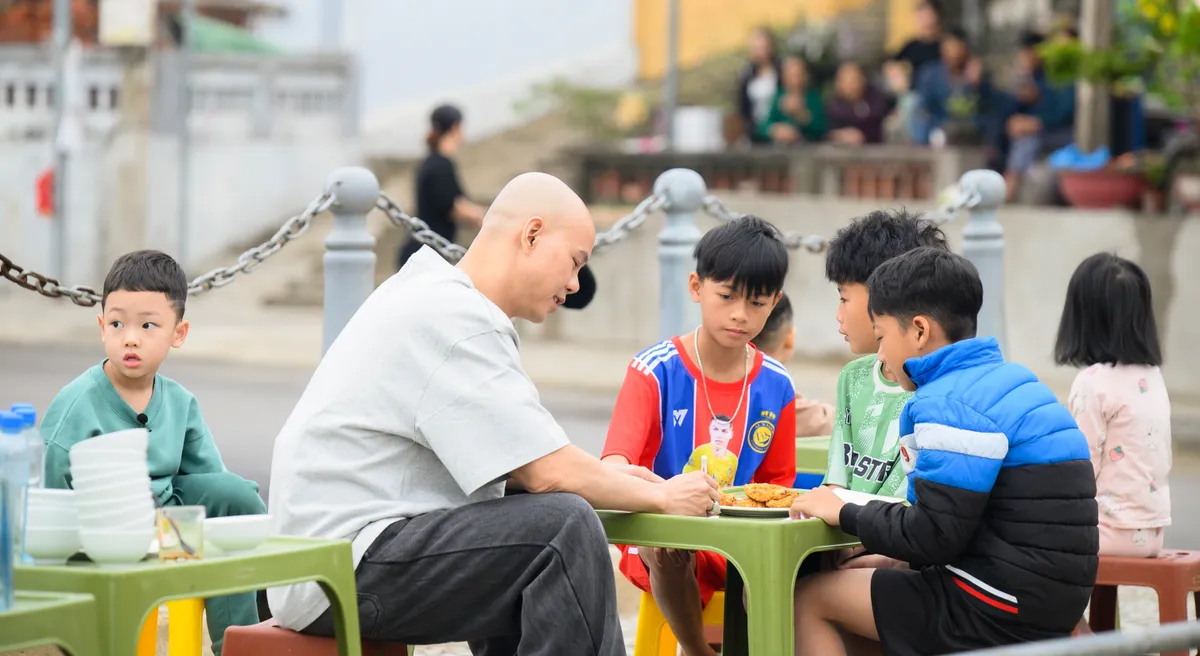Bố ơi mình đi đâu thế - Tập 3: Neko Lê và các bố trầy trật khởi nghiệp bánh cuốn chả mực - Ảnh 4. Bố ơi mình đi đâu thế - Tập 3: Neko Lê và các bố trầy trật khởi nghiệp bánh cuốn chả mực - Ảnh 4.