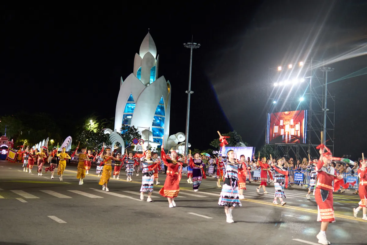 Rực rỡ sắc màu lễ hội Carnival trên đường phố Nha Trang - Ảnh 14. Rực rỡ sắc màu lễ hội Carnival trên đường phố Nha Trang - Ảnh 14.