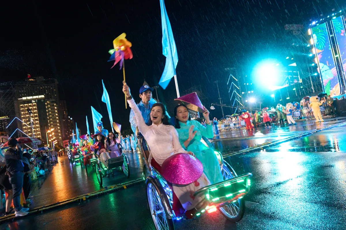 Rực rỡ sắc màu lễ hội Carnival trên đường phố Nha Trang - Ảnh 10. Rực rỡ sắc màu lễ hội Carnival trên đường phố Nha Trang - Ảnh 10.