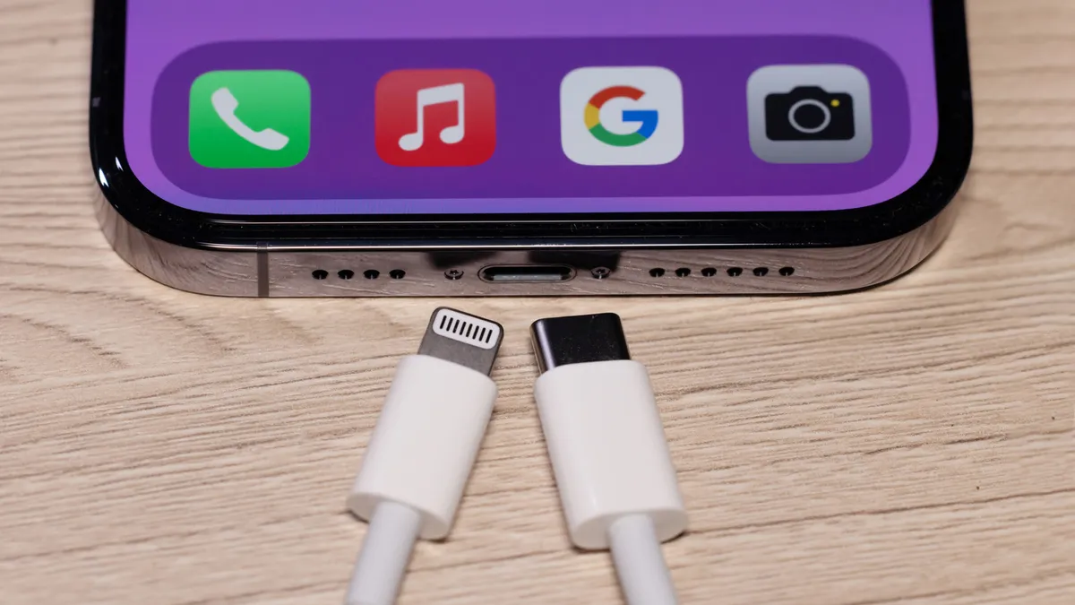 Sạc iPhone tại nơi công cộng: Nguy cơ bảo mật hay nỗi lo bị thổi phồng? - Ảnh 1. Sạc iPhone tại nơi công cộng: Nguy cơ bảo mật hay nỗi lo bị thổi phồng? - Ảnh 1.