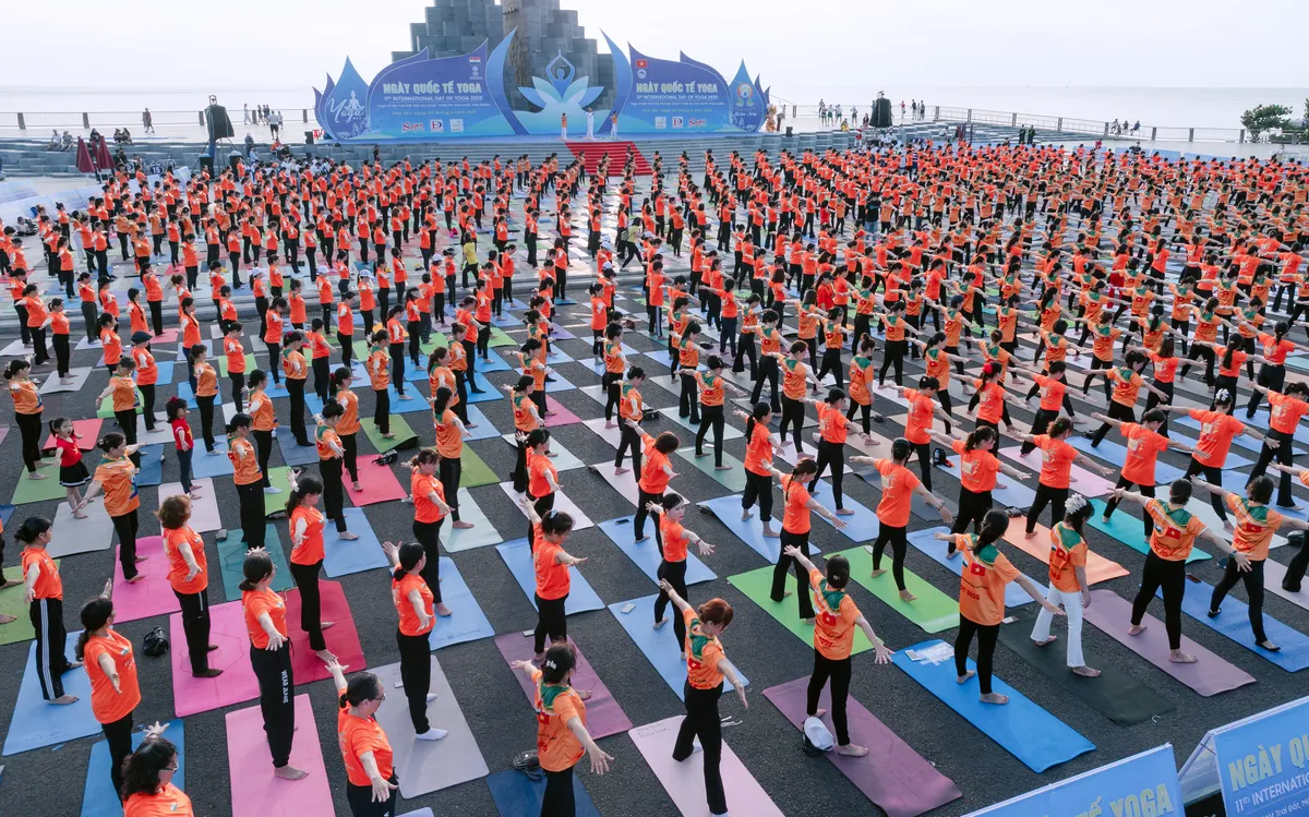 Phú Yên lan tỏa năng lượng tích cực qua Ngày Quốc tế Yoga 2025: Định hình điểm đến du lịch thể thao - sức khỏe - Ảnh 1. Phú Yên lan tỏa năng lượng tích cực qua Ngày Quốc tế Yoga 2025: Định hình điểm đến du lịch thể thao - sức khỏe - Ảnh 1.