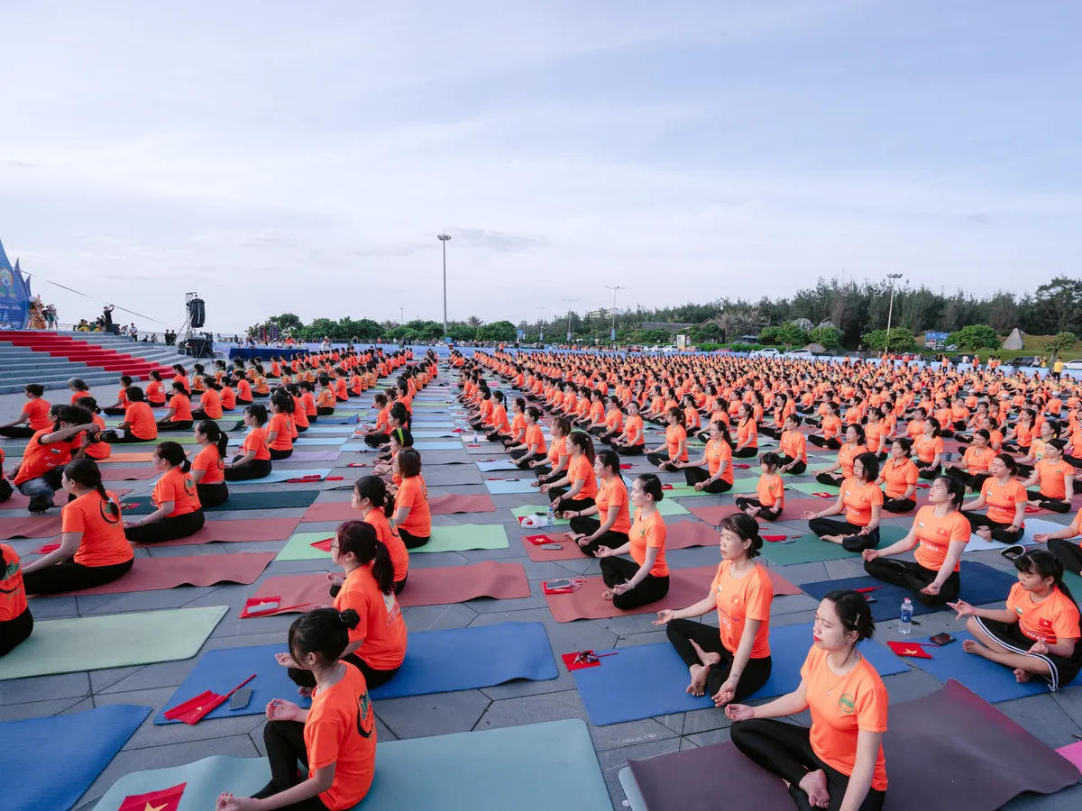 Phú Yên lan tỏa năng lượng tích cực qua Ngày Quốc tế Yoga 2025: Định hình điểm đến du lịch thể thao - sức khỏe - Ảnh 3. Phú Yên lan tỏa năng lượng tích cực qua Ngày Quốc tế Yoga 2025: Định hình điểm đến du lịch thể thao - sức khỏe - Ảnh 3.