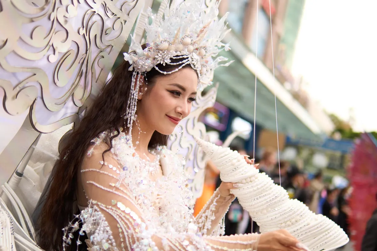 Rực rỡ sắc màu lễ hội Carnival trên đường phố Nha Trang - Ảnh 4. Rực rỡ sắc màu lễ hội Carnival trên đường phố Nha Trang - Ảnh 4.