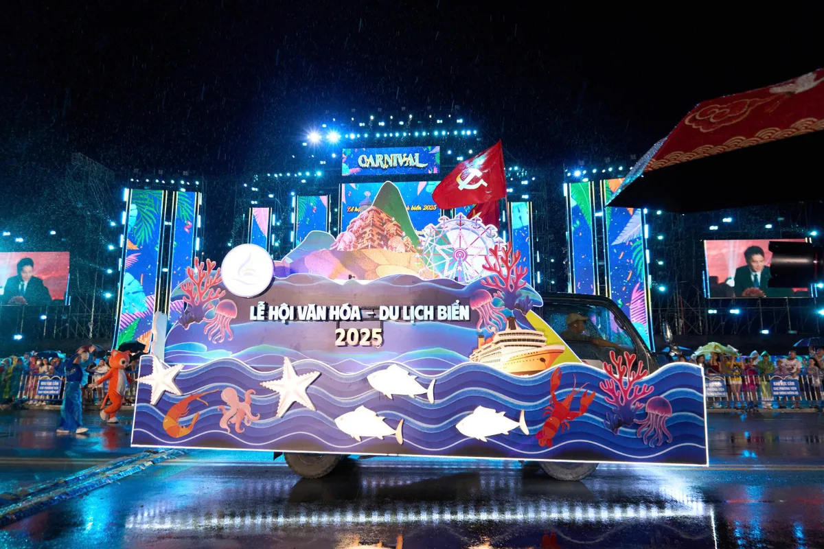 Rực rỡ sắc màu lễ hội Carnival trên đường phố Nha Trang - Ảnh 9. Rực rỡ sắc màu lễ hội Carnival trên đường phố Nha Trang - Ảnh 9.
