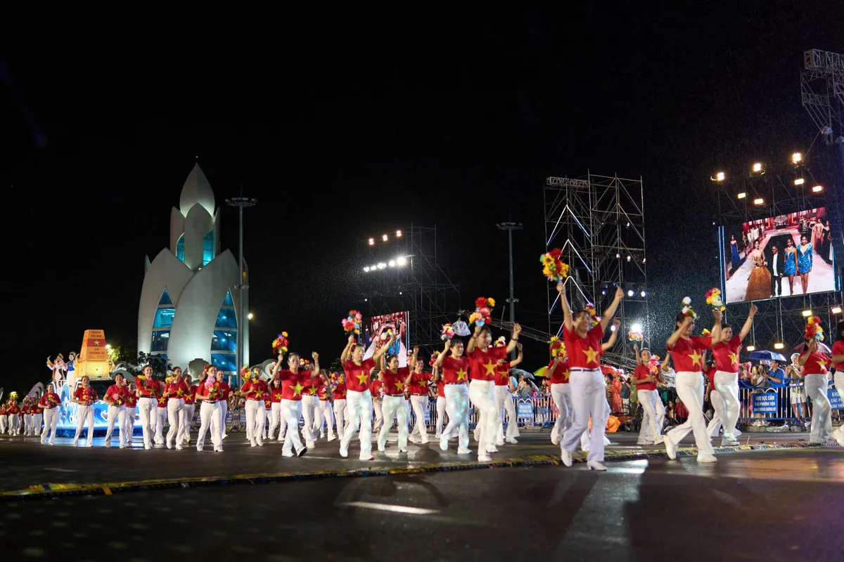 Rực rỡ sắc màu lễ hội Carnival trên đường phố Nha Trang - Ảnh 7. Rực rỡ sắc màu lễ hội Carnival trên đường phố Nha Trang - Ảnh 7.