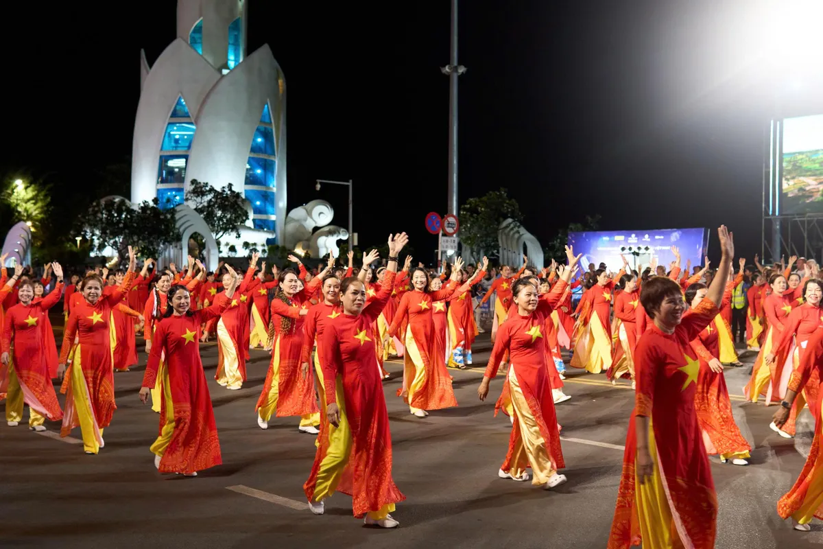 Rực rỡ sắc màu lễ hội Carnival trên đường phố Nha Trang - Ảnh 8. Rực rỡ sắc màu lễ hội Carnival trên đường phố Nha Trang - Ảnh 8.
