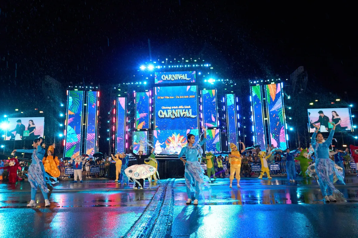 Rực rỡ sắc màu lễ hội Carnival trên đường phố Nha Trang - Ảnh 12. Rực rỡ sắc màu lễ hội Carnival trên đường phố Nha Trang - Ảnh 12.