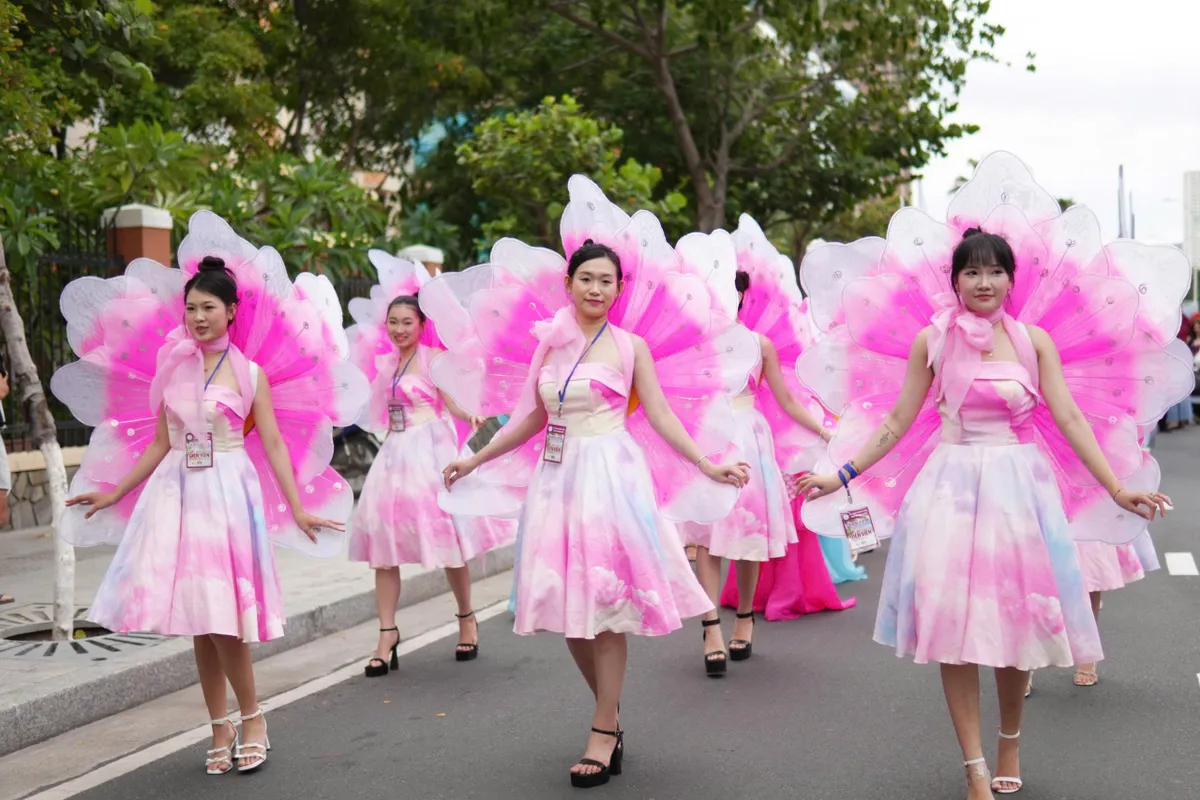 Rực rỡ sắc màu lễ hội Carnival trên đường phố Nha Trang - Ảnh 1. Rực rỡ sắc màu lễ hội Carnival trên đường phố Nha Trang - Ảnh 1.