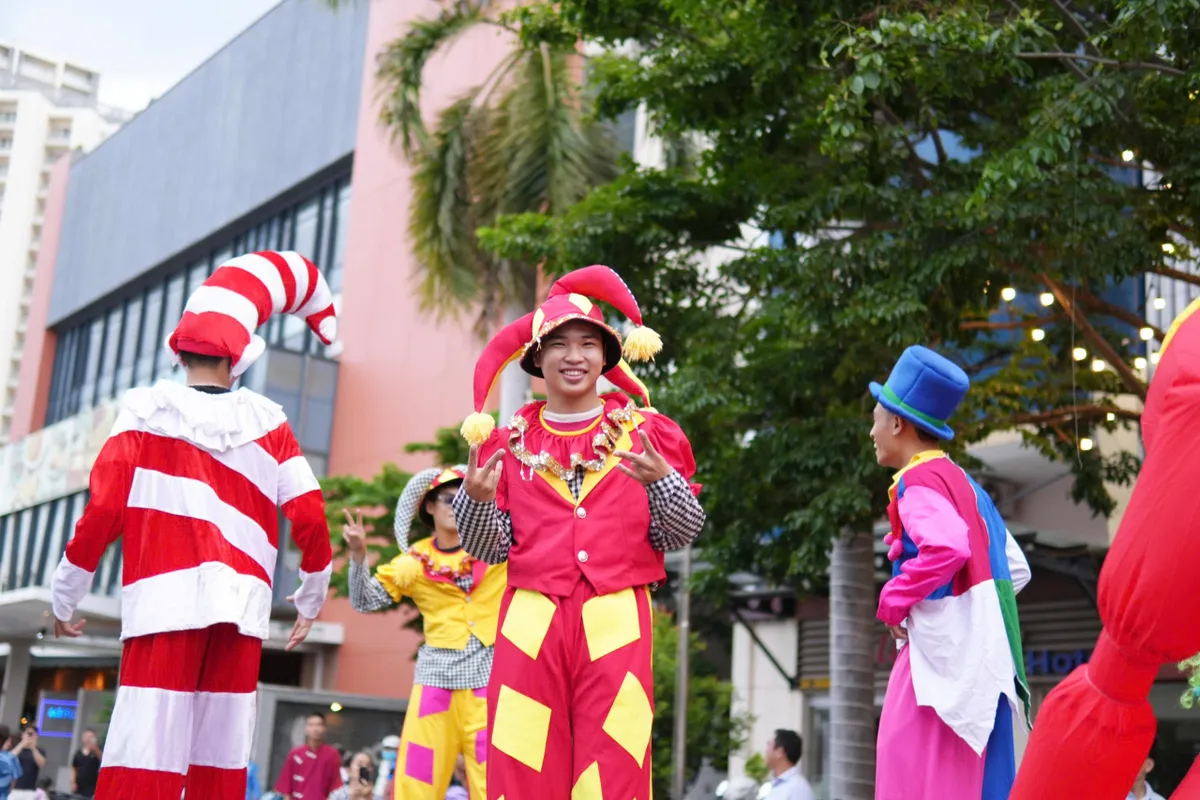 Rực rỡ sắc màu lễ hội Carnival trên đường phố Nha Trang - Ảnh 5. Rực rỡ sắc màu lễ hội Carnival trên đường phố Nha Trang - Ảnh 5.
