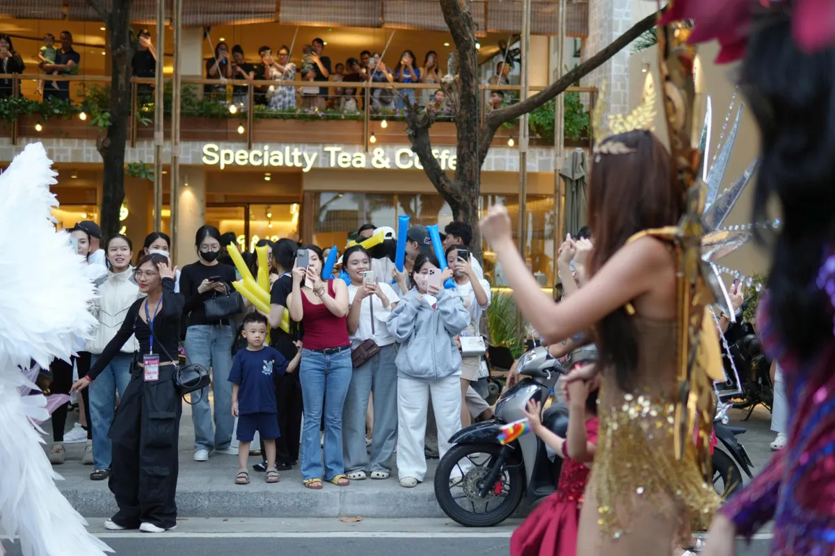 Rực rỡ sắc màu lễ hội Carnival trên đường phố Nha Trang - Ảnh 6. Rực rỡ sắc màu lễ hội Carnival trên đường phố Nha Trang - Ảnh 6.