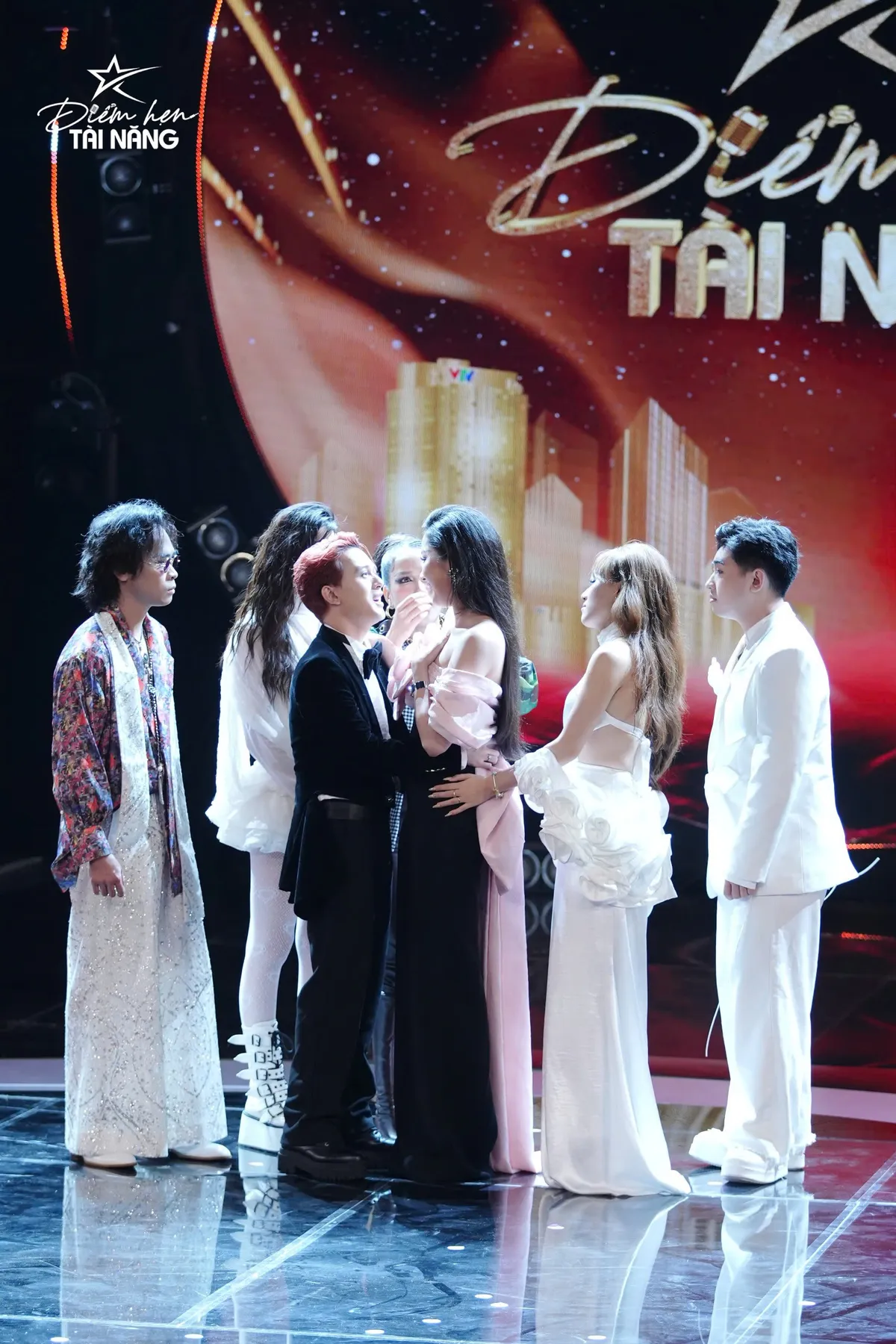 Điểm hẹn tài năng liveshow 2: Thanh Thuỷ dừng bước, Thanh Thuỵ bứt phá - Ảnh 13. Điểm hẹn tài năng liveshow 2: Thanh Thuỷ dừng bước, Thanh Thuỵ bứt phá - Ảnh 13.