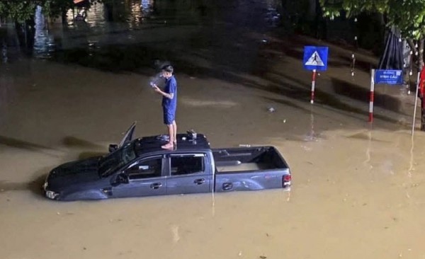 Mùa mưa đã đến, nỗi kinh hoàng khi ô tô bị ngập nước