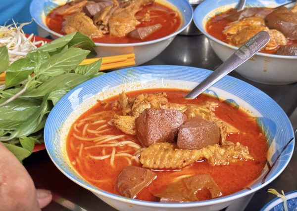 Phường Chợ Lớn có 'hủ tiếu nhà giàu', cà ri gà, lẩu cá cù lao trứ danh