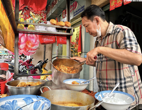 Phường Chợ Lớn có 'hủ tiếu nhà giàu', cà ri gà, lẩu cá cù lao trứ danh
