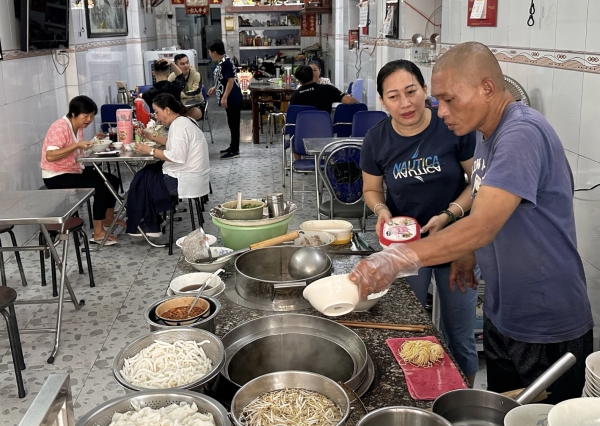 Phường Chợ Lớn có 'hủ tiếu nhà giàu', cà ri gà, lẩu cá cù lao trứ danh